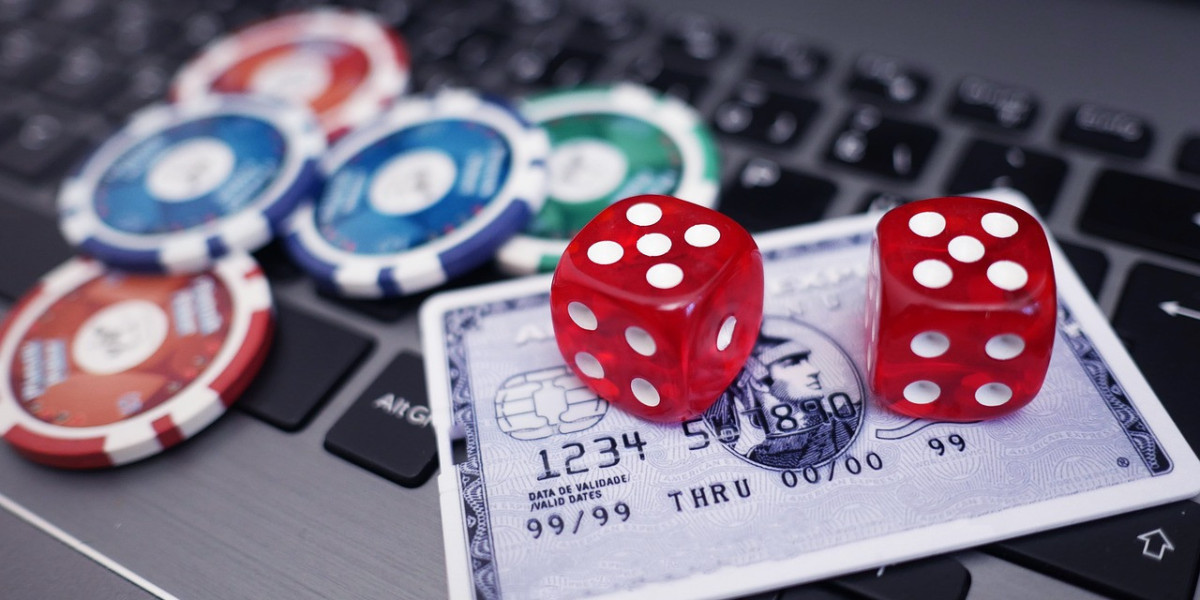The Rise of Cryptocurrency Integration in Online Casinos: How Bitcoin and Blockchain Technology Are Reshaping the Gambli