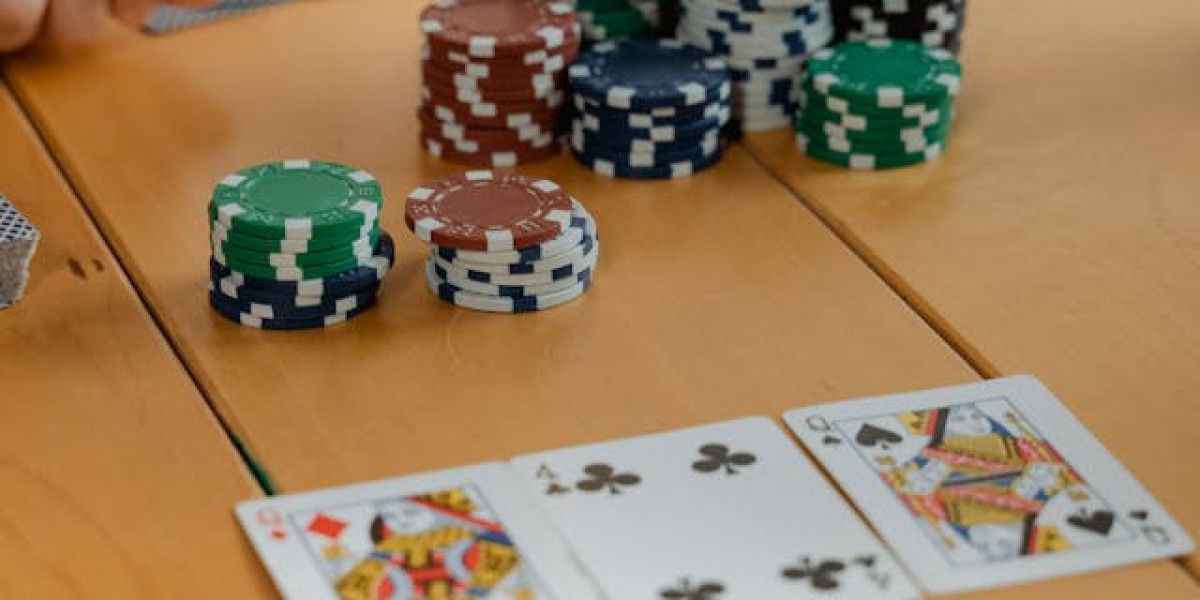 Sosiaalisen median vaikutus online-kasinoiden brändin rakentamiseen ja asiakasuskollisuuteen: Analyysi ja ennusteet vuot